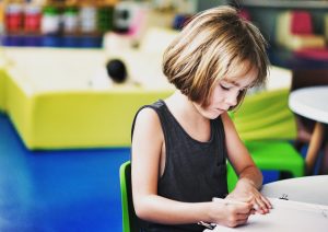 Niña pintando o escribiendo