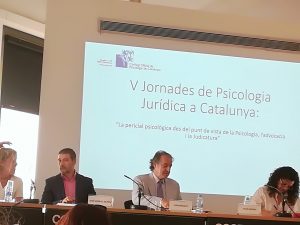 personas hablando sobre psicologia y justicia